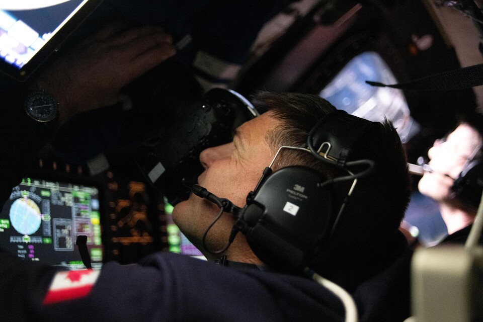 Astronaut Jeremy Hansen mit der Nikon D5 beim Fotografieren der Mond-Umrundung. (Bildquelle: NASA)