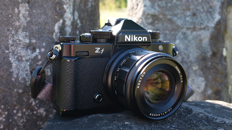 Das Objektiv hat sein Zuhause an meiner Nikon FZ gefunden. (Bildquelle: Patrick SchneiderGameStar Tech)
