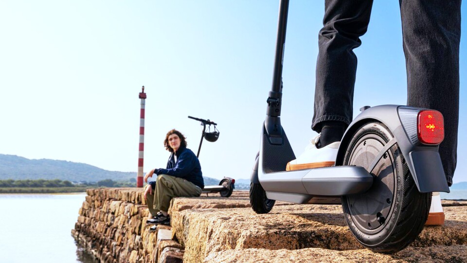 Auch bei gröberem Boden kann sich der Ninebot E2 Pro gut bewähren. Da kann man auch einen kurzen Trip an den See machen!