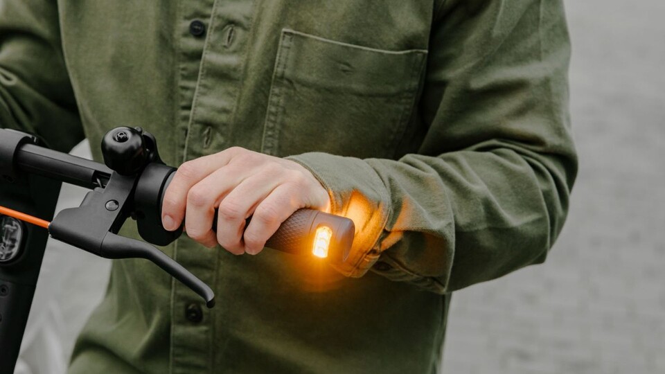 Das haben die wenigsten: Der Ninebot E-Scooter verfügt sogar über Blinker, sodass ihr anderen im Straßenverkehr eure Intention zeigen könnt.