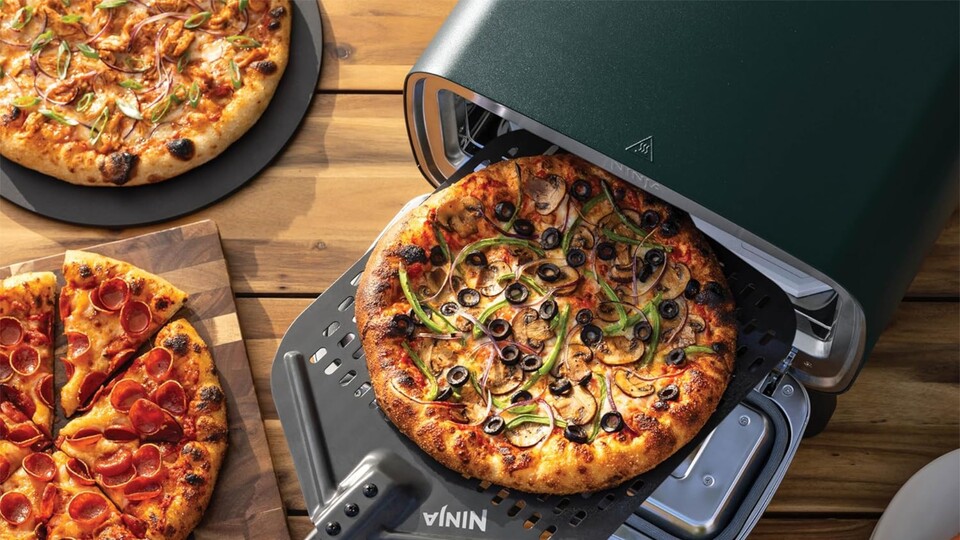 Vorsicht, nicht den Gaumen verbrennen! Mit dem Ninja Artisan macht ihr neben frischer Pizza auch heiße Aufläufe oder sogar Pommes!
