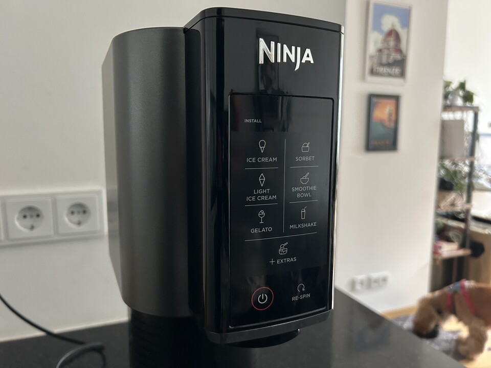 Kaum gemixt, schon verputzt: Mit wenigen Zutaten lässt sich ein gesundes Eis für Hunde zusammenstellen und der Creami machts zur Eiscreme. (Bildquelle: Marten NeelsenGameStar Tech)