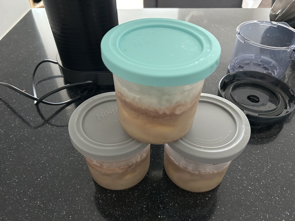 Der Creami kommt mit 3 Vorratsbehältern. Ich habe bereits welche nachgekauft, um noch mehr vorbereiten zu können. Ihr erkennt die Nachkäufe daran, dass auf ihrem Deckel nicht Ninja geschrieben steht.
