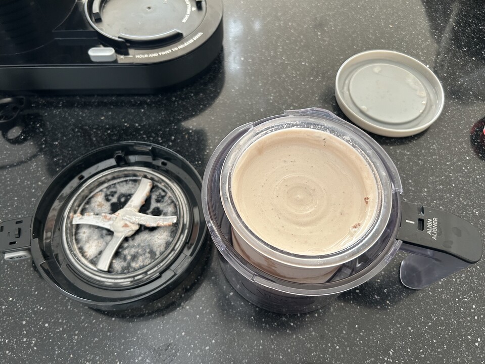 Nach weniger als 2 Minuten wird aus einem Eisblock ein wirklich cremiges eis. Hier eine Mischung aus Banane, Hafermilch und Proteinpulver.