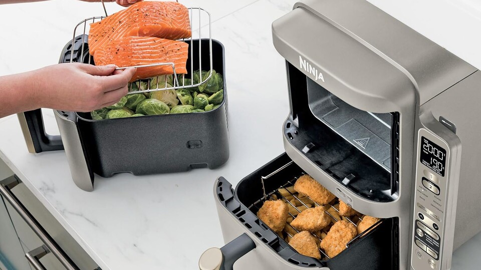 Zusammen mit den Rosten kann man in den beiden Kammern auf insgesamt 4 Ebenen Sachen frittieren und backen.