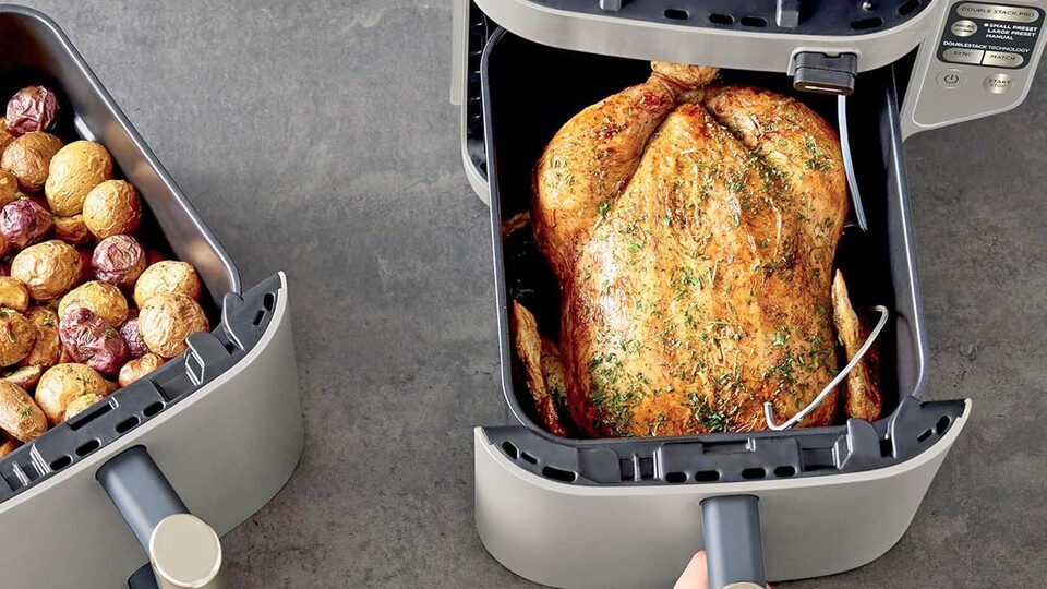In jede Kammer passt ein ca. 1,5 kg schweres, ganzes Hühnchen. So könnt ihr zwei gleichzeitig machen, oder gleich die Beilage dazu frittieren.