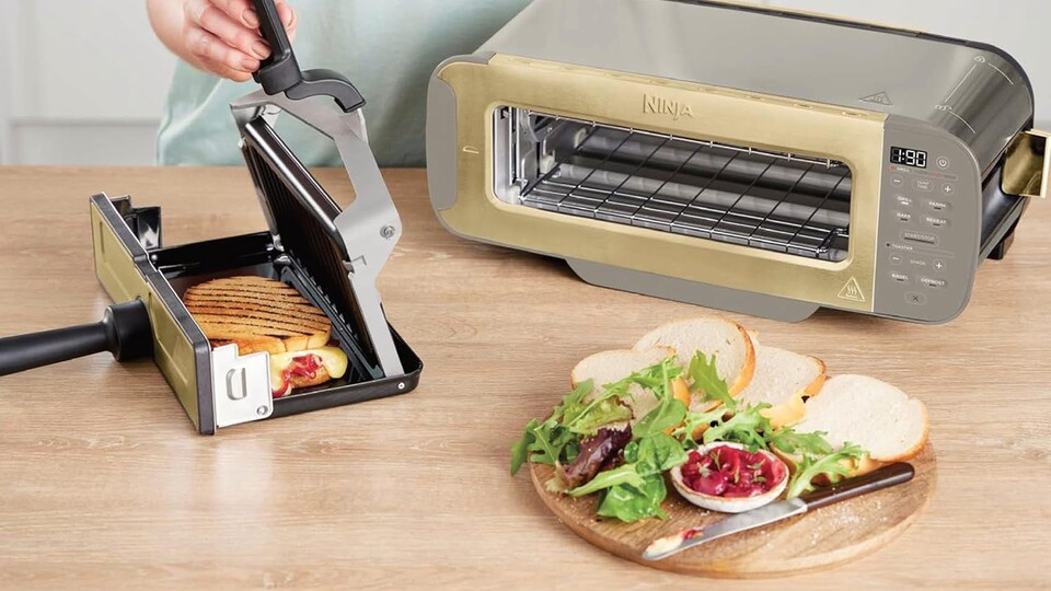 Wenn ihr den Ninja-Toaster hinlegt, wird er plötzlich zum Sandwich-Grill oder Ofen.