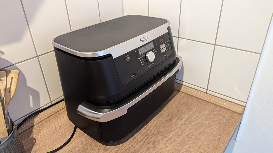 Mein Airfryer hat zwar silberne Griffe, funktioniert aber genau gleich, wie das Modell auf Amazon.