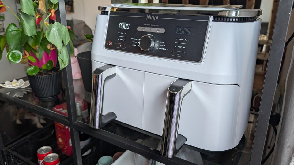 Die Ninja Foodi Max Dual Zone ist eine Heißluftfritteuse mit zwei Kammern. Sie schafft maximal 240°C und kommt krass schnell auf Temperatur.