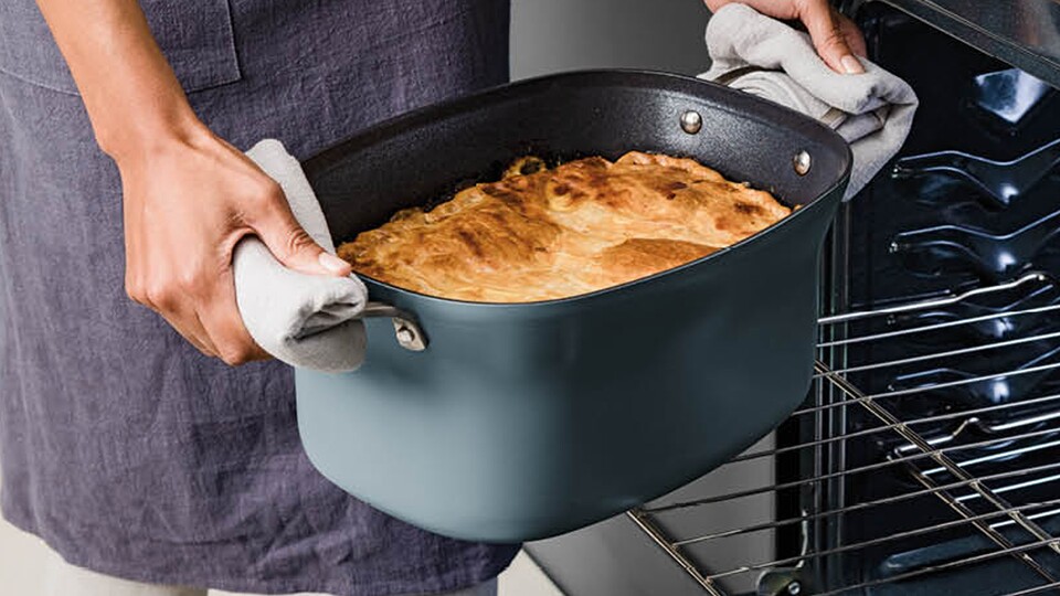 Ob ihr nun Brot backt, eine Lasagne schichtet, einen Braten gart oder eine Soße ewig lang einkochen lassen wollt, das hier ist ein echtes Multitalent.