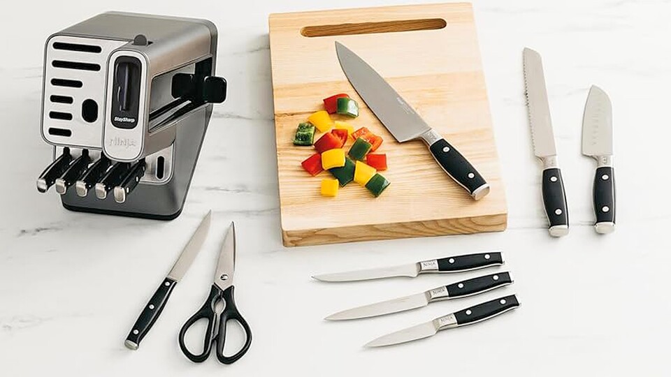 Ein gutes Messer macht mehr als die halbe Küche aus. Der Ninja Foodi StaySharp Messerblock kommt gleich mit 12.