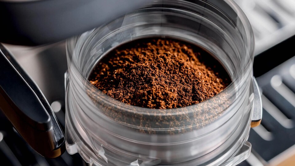 Jede Bohnensorte und Kaffeevariante braucht einen anderen Mahlgrad. Zum Glück beherrscht die Maschine all das automatisch!