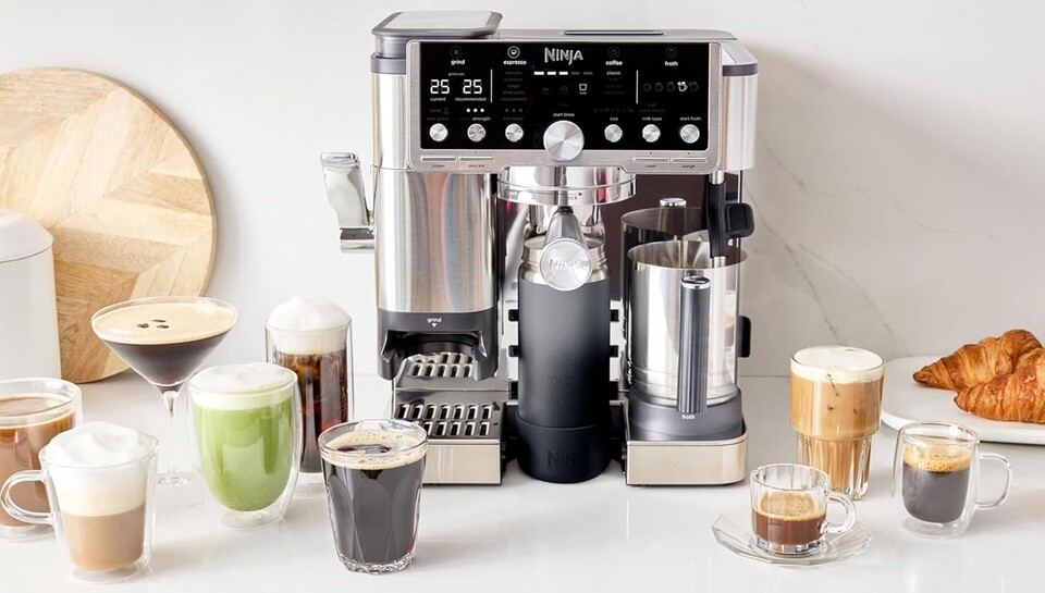 Die Ninja Luxe Pro ist ein Kaffeevollautomat in Siebträgerform: Mahlwerk, Tamper und Schaumdüse sind allesamt mit dabei.