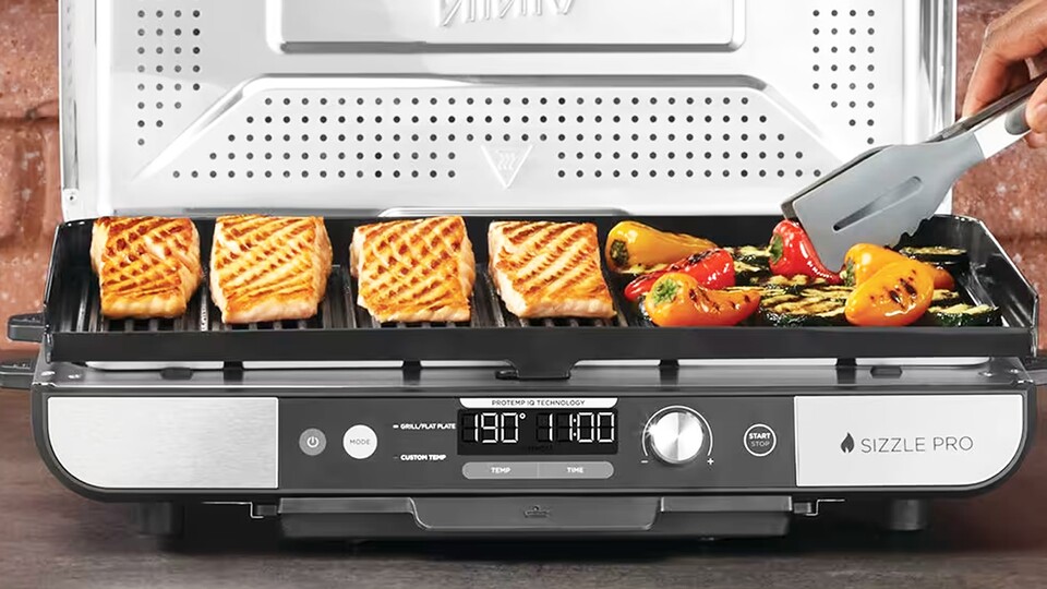 Maximaler Kontakt oder die klassischen »Grill Marks«? Je nach Situation könnt ihr die beschichtete Platte einfach austauschen.