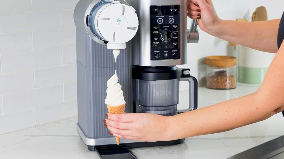 Hebel runter und raus die Soße. Mit dem Ninja Swirl fühlt man sich wie ein Eisdielen-Mitarbeiter.