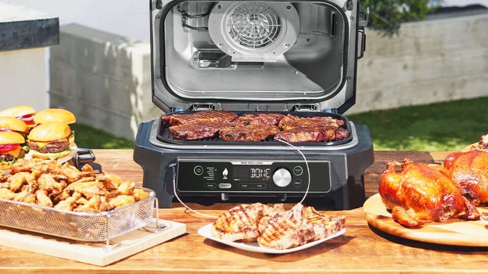Der Ninja Woodfire ist kein gewöhnlicher Elektrogrill - er kann sogar räuchern und ist Airfryer zugleich.