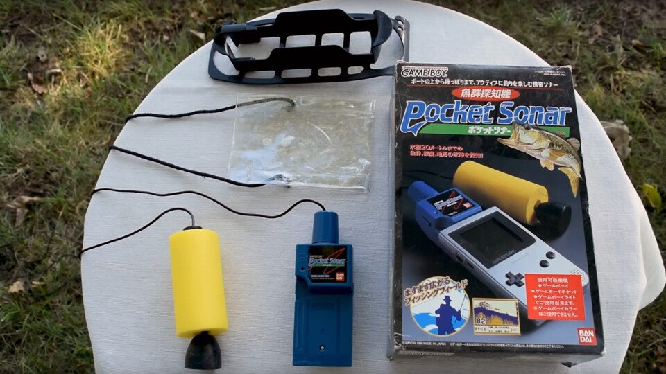 Ob die Plastikhülle den Game Boy wirklich vor Wasser schützen könnte? (Bild: Gaming HistorianYouTube)