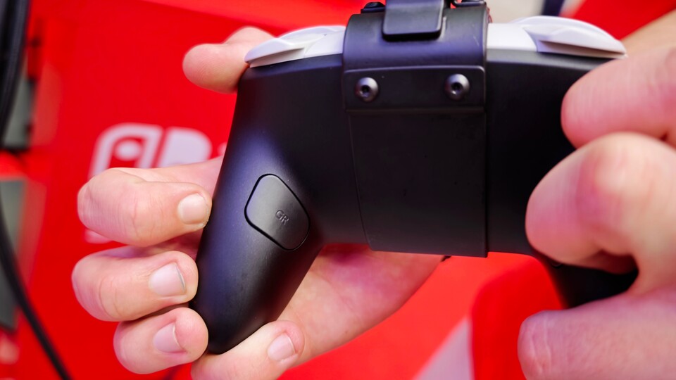 Der neue Pro Controller hat zwei frei belegbare Tasten auf der Rückseite. (Bildquelle: Duy Linh DinhGameStar Tech)