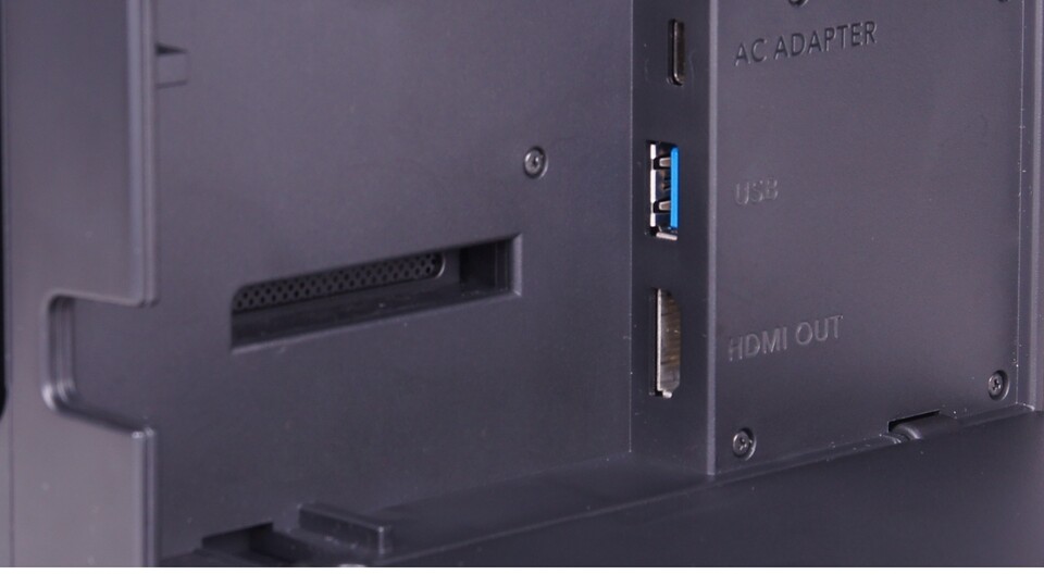 Im Inneren des TV-Docks sind die Anschlüsse für das Netzteil und die HDMI-Verbindung zum Fernseher, außerdem befindet sich hier ein dritter USB-Port.