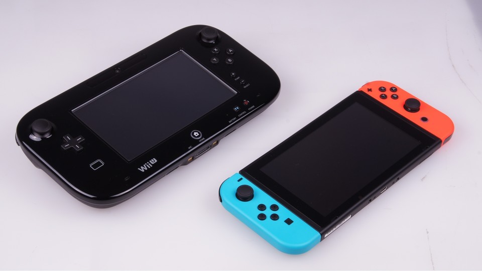 Im Vergleich mit dem Gamepad der Wii U (oben) ist die Switch auch bei angeschlossenen Joy-Cons links und rechts sowohl kompakter als auch etwa 100 Gramm leichter.