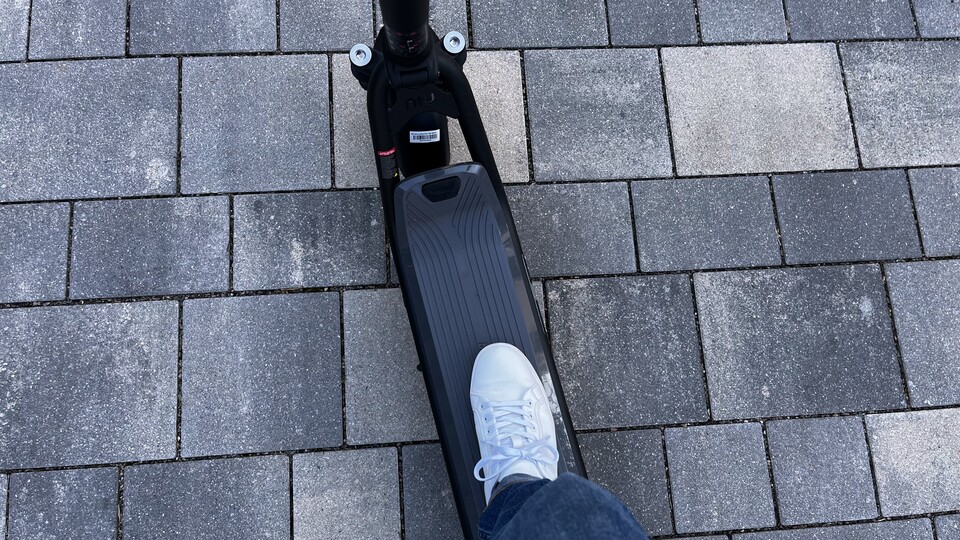 Das schmale Trittbrett reicht nicht, um beide Füße parallel abzustellen.