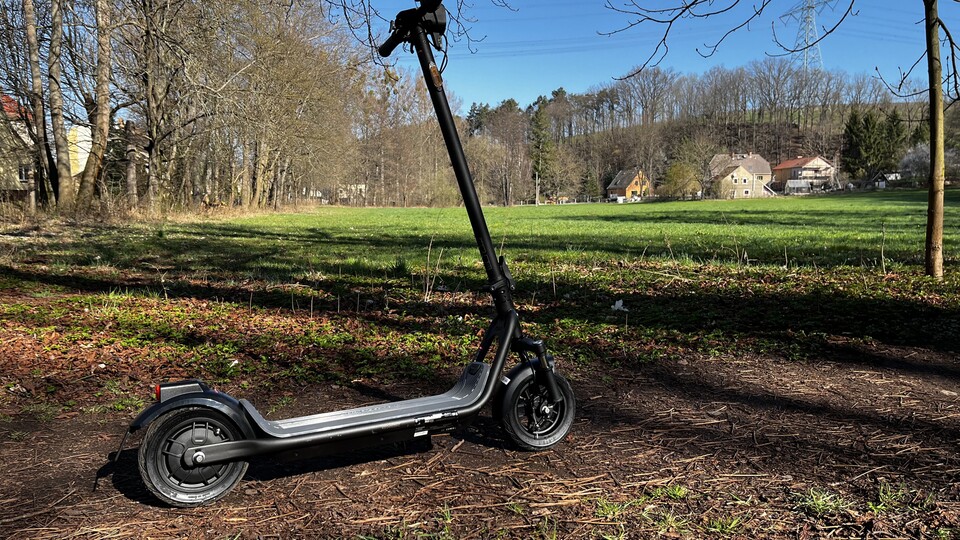 Der NIU 100P fühlt sich eher auf Asphalt wohl, fährt aber dank Frontfederung auch auf unebenen Wegen halbwegs angenehm.