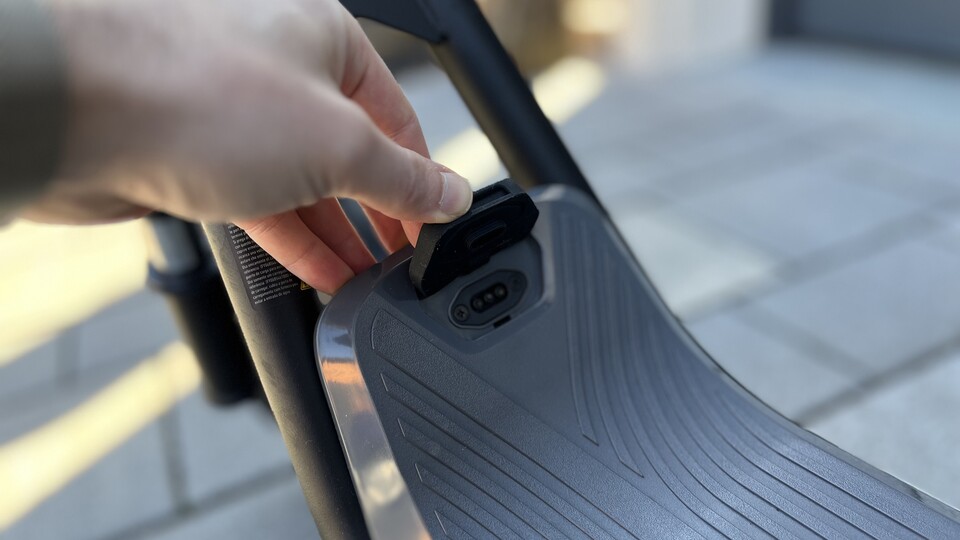 Aufgeladen wird der Roller mit 48 Volt in vier bis sechs Stunden. Die Ladebuchse ist verdeckt.