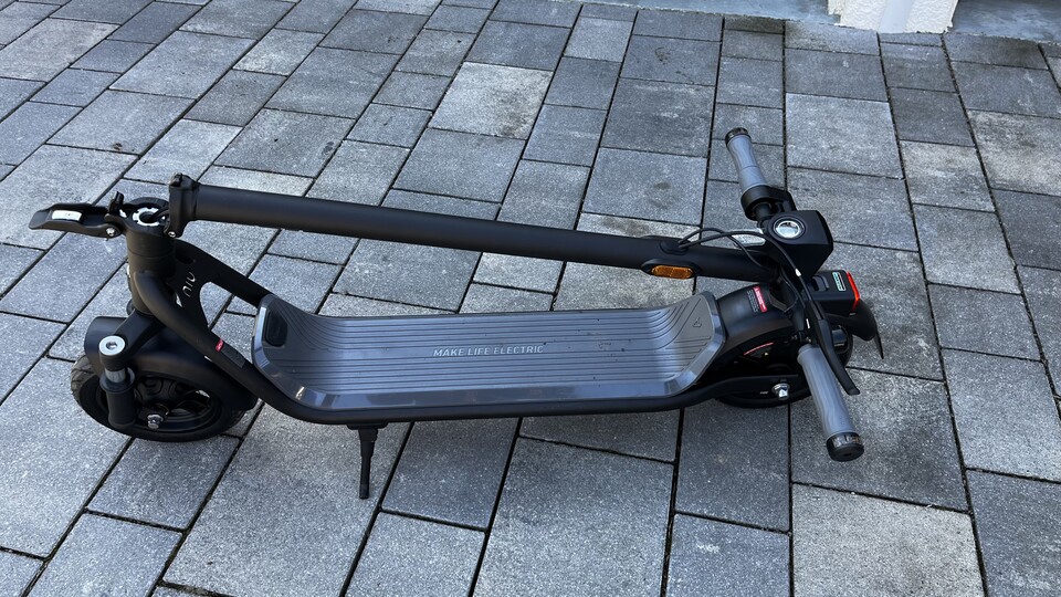 Mit einem Klick leicht zusammengeklappt und am Hinterrad verriegelt: Der 100P ist schnell verstaut.