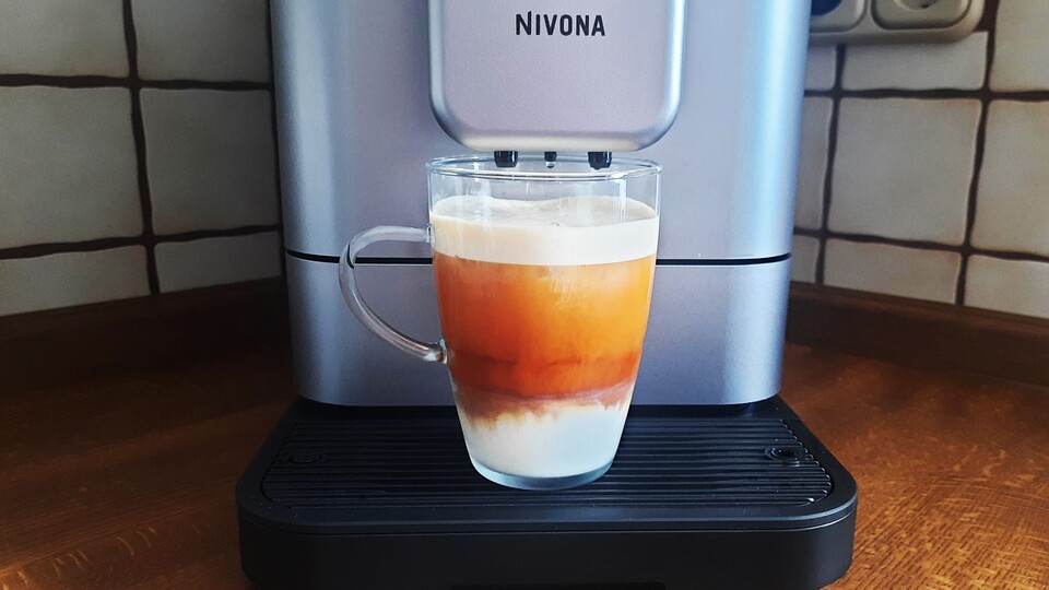 Der Nitro Kaffee hat mich echt überzeugt. Am liebsten trinke ich ihn wie hier mit etwas Milch und Eiswürfeln!