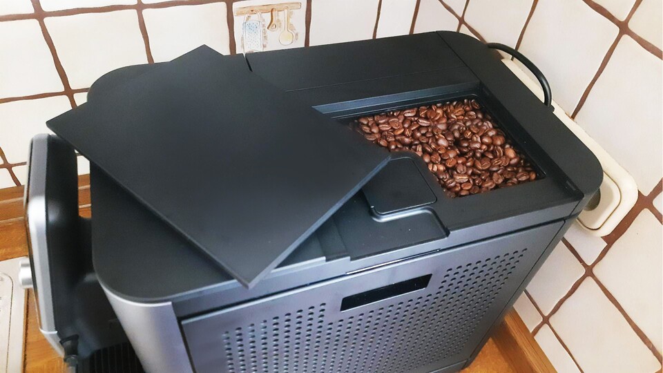Der Behälter kann bis zu 250 Gramm Bohnen aufnehmen, das reicht also für mehrere Kaffee am Stück!