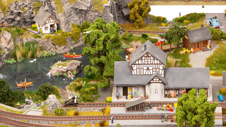 So könnte auch eure Modelleisenbahn ausschauen. Fehlen nur noch Stunden an Klebe- und Malarbeit.