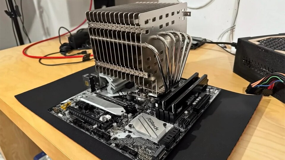 Der Noctua NH-P1 macht als Passivkühler den nahezu geräuschlosen Betrieb erst möglich.