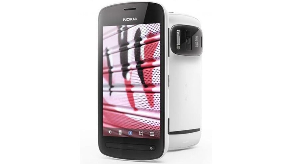 Das Nokia 808 Pureview verwendete noch Symbian OS. Später wechselte Nokia mit den Lumia-Handys zu Windows Phone. (Bild: Nokia)