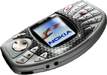 Die Zeiten eines Gaminghandys mit Winzdisplay wie hier bei Nokias grandios gescheitertem NGage sind glücklicherweise vorbei. Wer allerdings bewusst Smartphones mit besonders kleinen Displays sucht, wird immer seltener fündig.