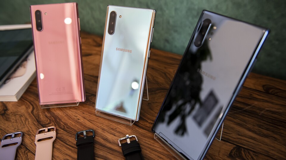 Die Geräte Note 10 und Note 10 + sind jeweils in drei Farben erhältlich (Bild: Samsung)