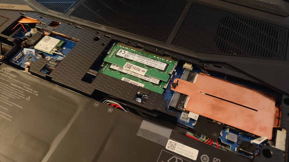 Arbeitsspeicher (Mitte: SO-DIMM) und SSD (Rechts: 2x M.2 mit Heatspreader) lassen sich bei Gaming-Notebooks oft wechseln. Das WLAN-Modul (links) ebenfalls.