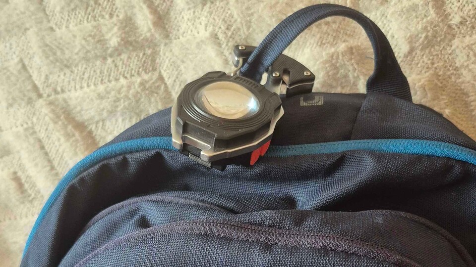 Mein Taschenlampengadget hängt an der obersten Lasche meines Rucksacks immer griffbereit.