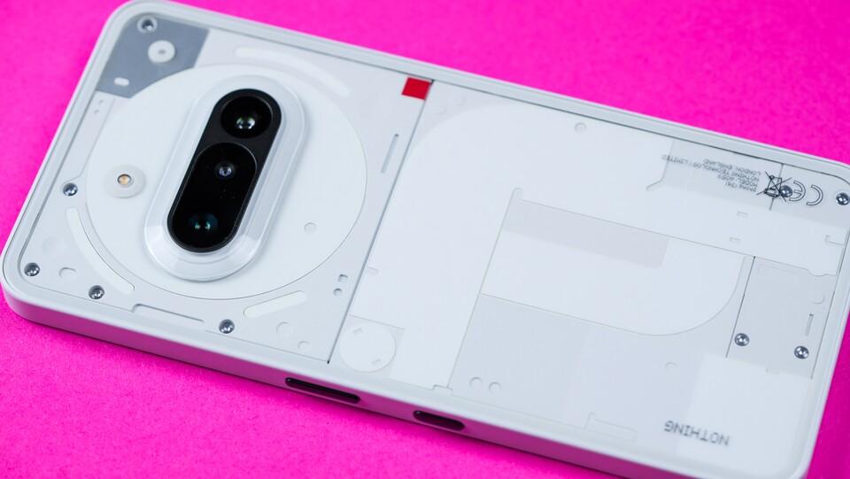 Das Nothing Phone (3a) setzt auf ein markantes Design, bietet allerdings auch einen Telezoom, der in diesem Preisbereich nicht selbstverständlich ist. (Bild: GameStar Tech)