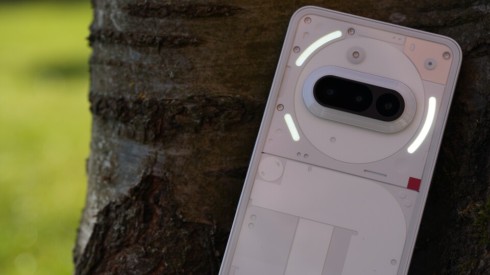 Das Nothing Phone 3a mit transparenter Rückseite und charakteristischen Glyph-LEDs ist einfach ein Hingucker!