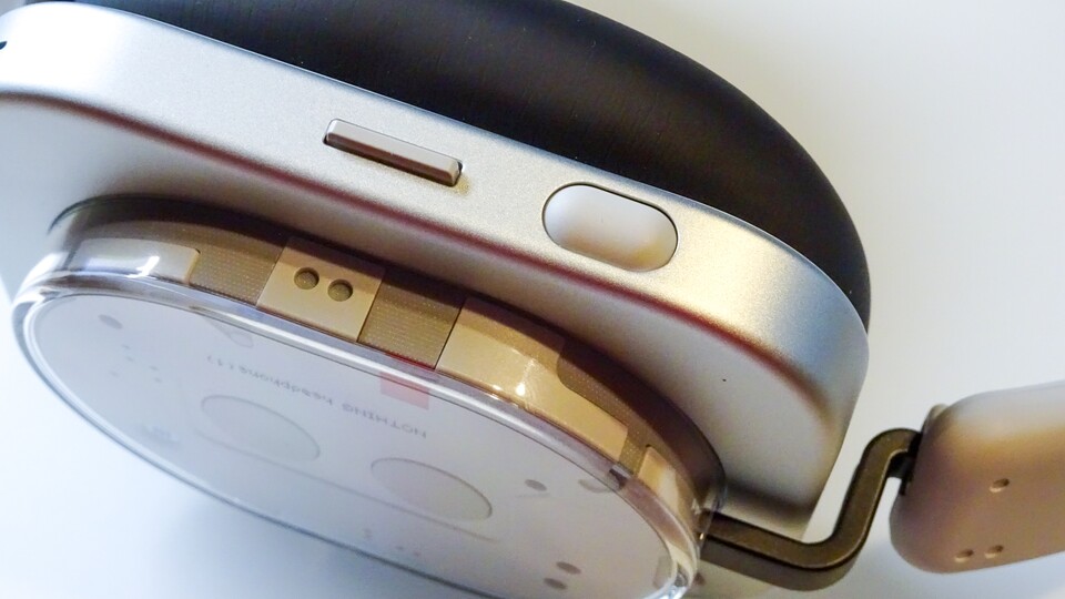 Die Bedienung erfolgt beim Headphone (1) über physische Knöpfe. (Bildquelle: GameStar Tech)