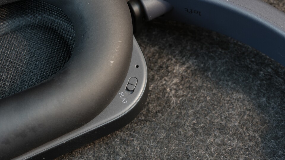 Der Flat-EQ-Schalter reduziert auf Knopfdruck Klangfärbung und Audioverarbeitung. (Bildquelle: GameStar Tech)
