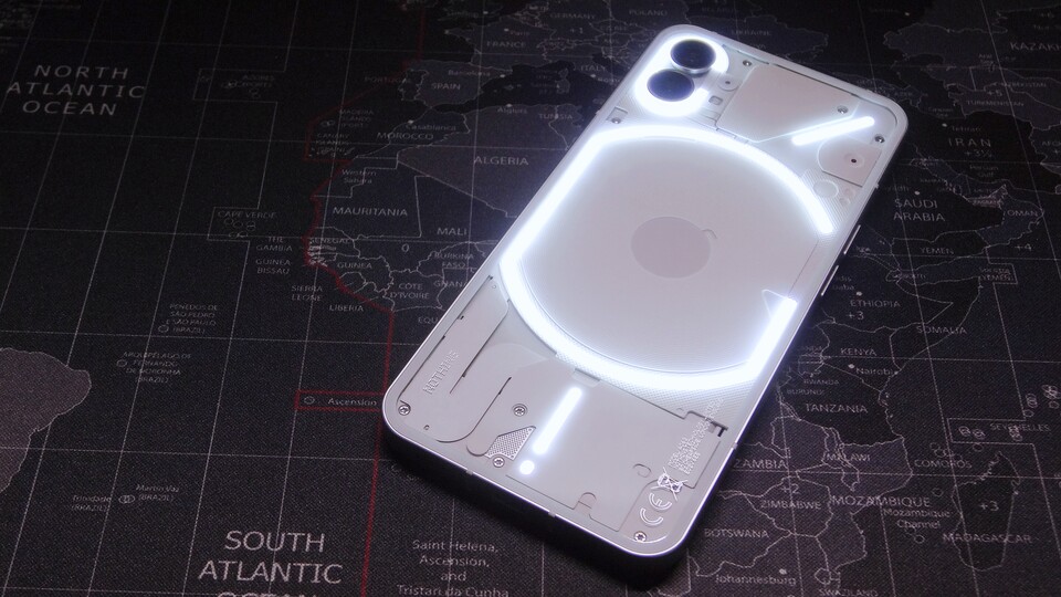 Das Nothing Phone 1 mit aktivierten Glyph-LEDs.