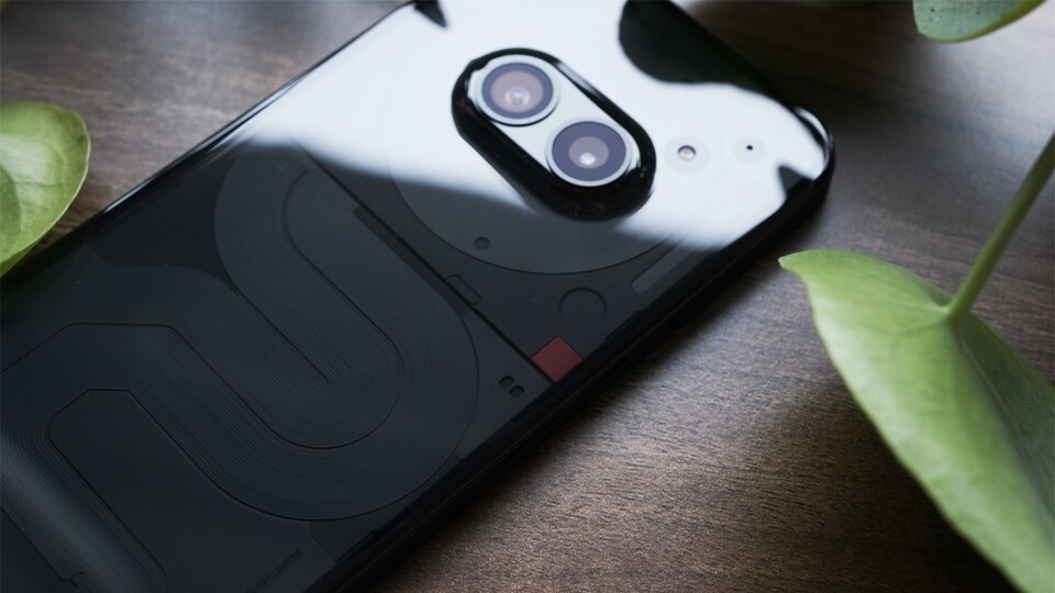 Die Rückseite des Nothing Phone 2a besteht aus Plastik - und zeigt sich in einem Droptest damit deutlich bruchsicherer.