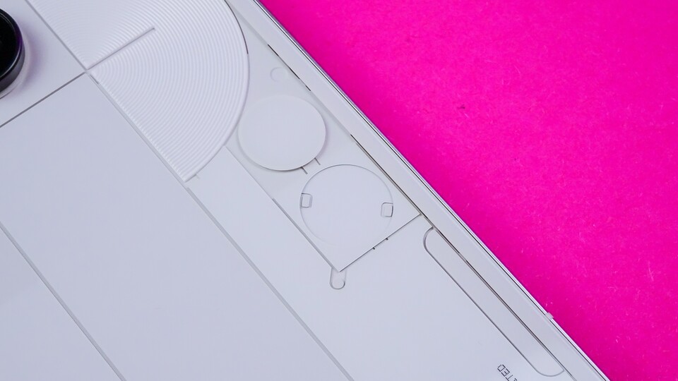 Über den rückseitigen Glyph-Button wird das Display gesteuert. (Bildquelle: GameStar Tech)