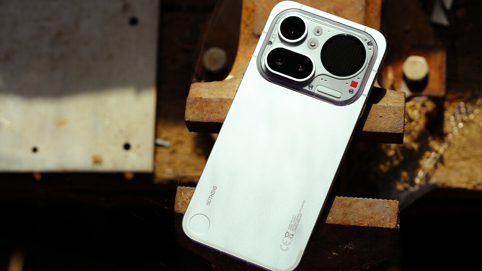 Das Nothing Phone (4a) Pro hebt sich durch sein Aluminum-Unibody-Gehäuse und das Glyph-Matrix-Interface von den anderen Smartphones in dieser Preisklasse ab. (Bildquelle: GameStar Tech)