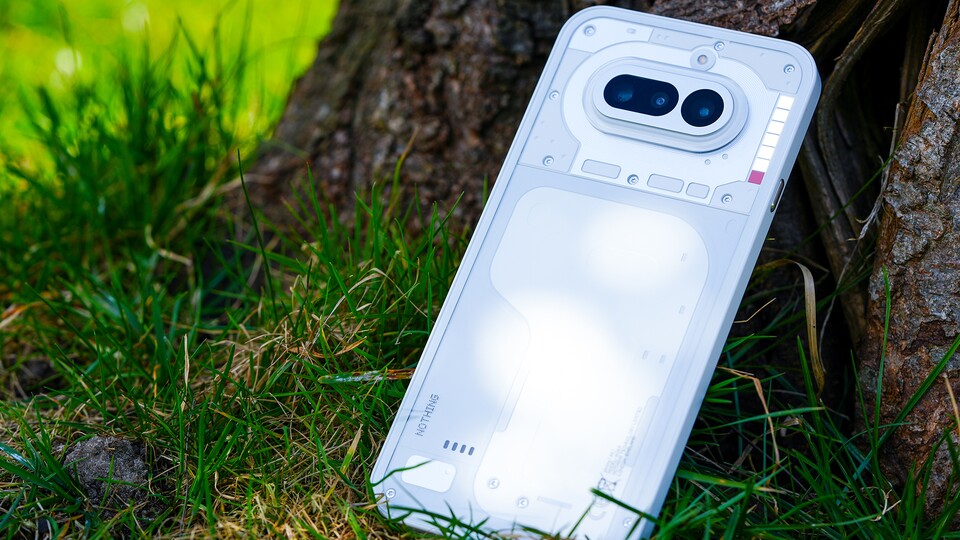 Die neue Glyph Bar neben der Kamera leuchtet sehr hell und ist auch bei Sonnenlicht gut erkennbar. (Bildquelle: GameStar Tech)