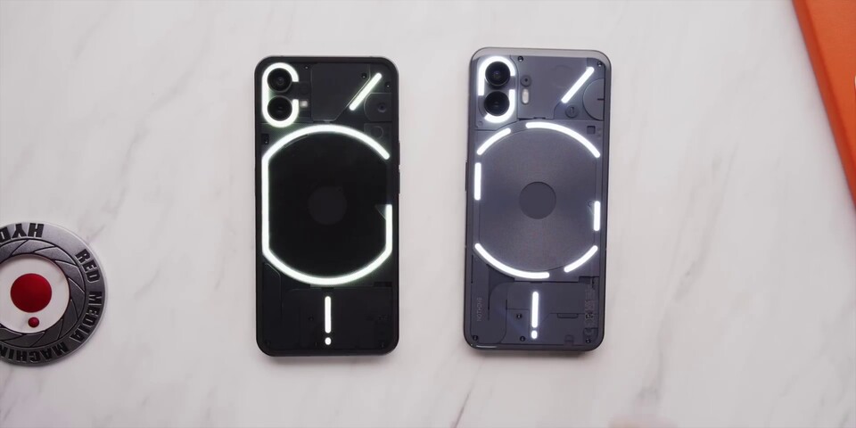 Auf der rechten Seite ist das neue Nothing Phone 2 im direkten Vergleich zum Vorgänger. (Bild: MKBHD Youtube)