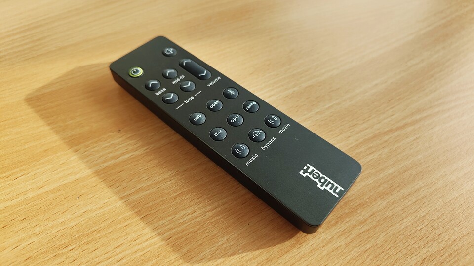 Gar nicht notwendig, aber trotzdem sehr erfreulich: Die Fernbedienung ist genauso gut verarbeitet wie die Lautsprecher.