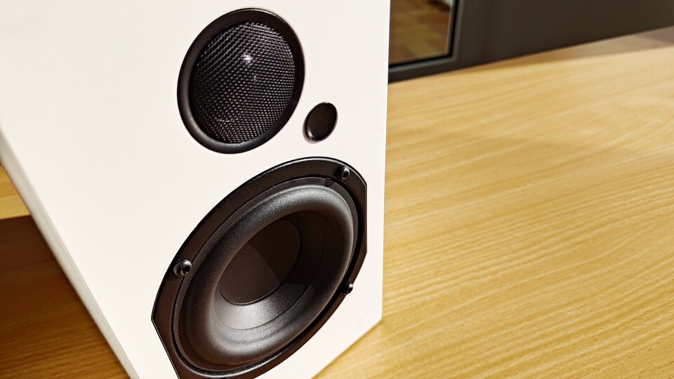 Der Mitteltieftöner besteht aus Polypropylen und der Hochtöner aus Seidengewebe. Der kleine Kreis dazwischen ist die LED.