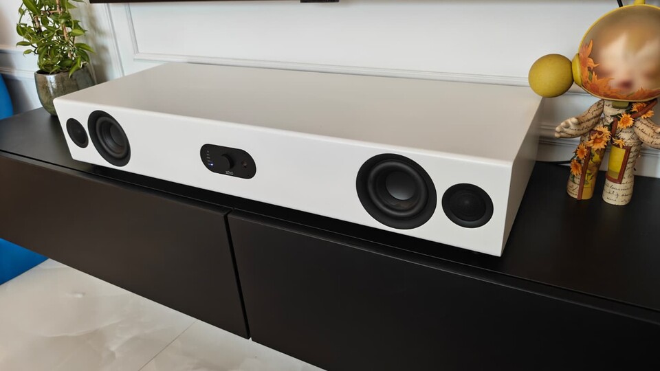 Die Soundbar ist nicht wie die anderen. Hier bekommt ihr einen richtigen Oschi, der für mich aber dennoch den minimalistischen Stil mitbringt. Hier spürt ihr die Qualität auch direkt.